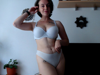 Alter: 23 / Krebs - Alter: 163 / normal - Geschlecht: weiblich - Ausrichtung: heterosexuell - Haare: braun / lang - Piercing: keins - bewebmaster-Alter: B - Hautfarbe: weiss - Augen: grün - Rasur: vollrasiert